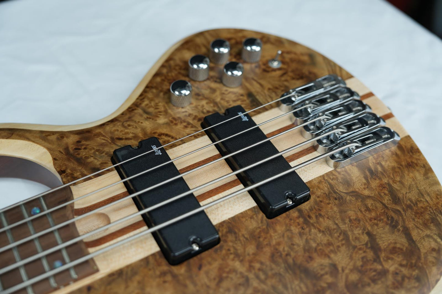 LUXARS S-B60 electric bass with Humbucker pickups